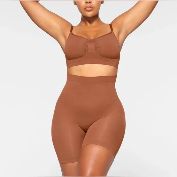 SKIMS Seamless Sculpt Mid Thigh Shorts - Picture 3 of 9